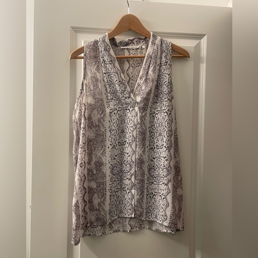 Violet & Claire Gray Patterned Sleeveless Blouse